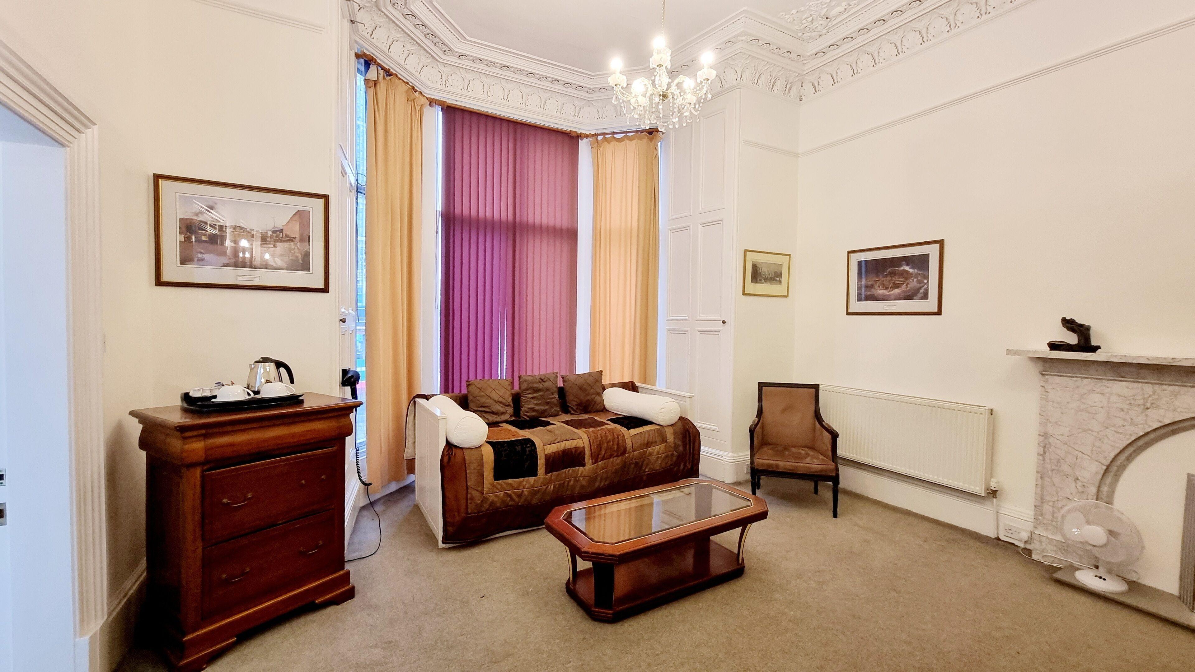 The Guards Hotel — Photos 1